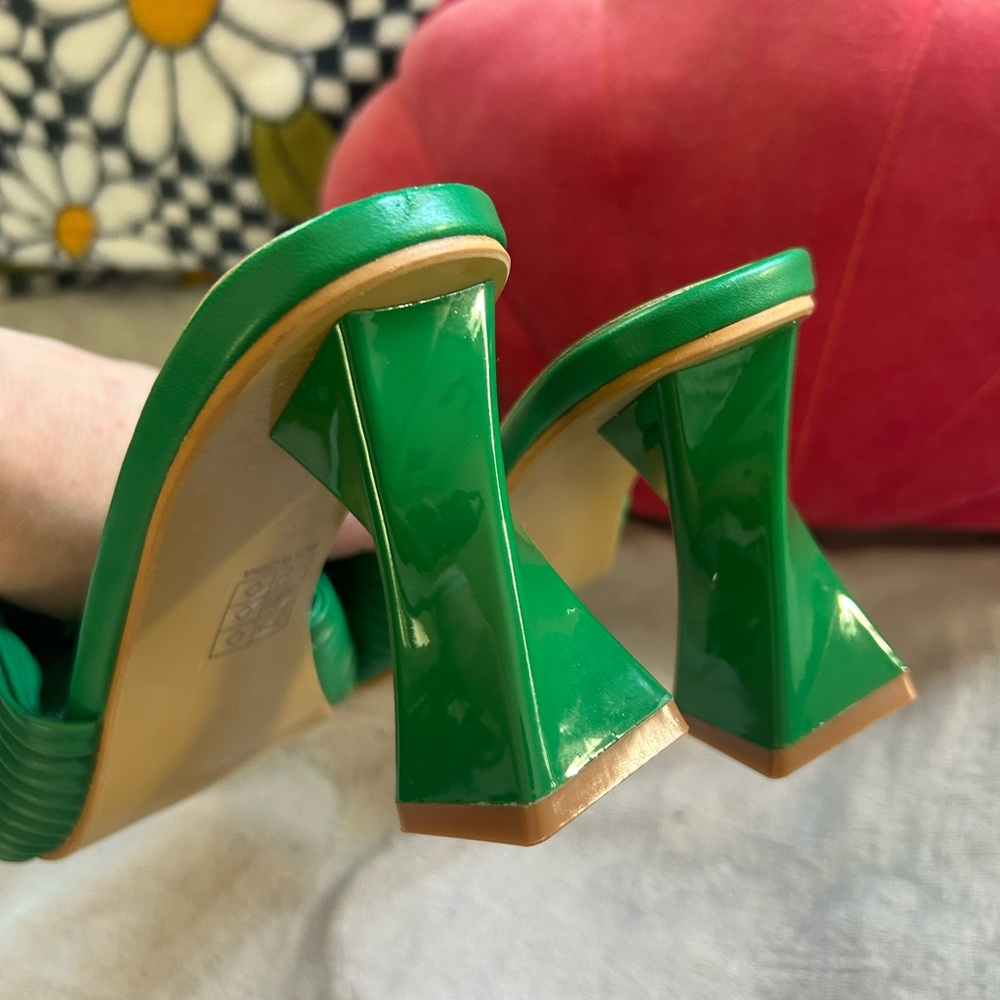 unique green sandals! 💚🍋‍🟩 - Picture 6 of 6